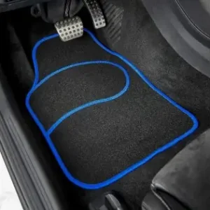 Set 4 Covorase Auto Din Mocheta, Model Universal, Culoare Negru Cu Margine Albastra, Dimensiuni Fata 64 X 44Cm | Spate 44 X 29Cm Calitate înaltă